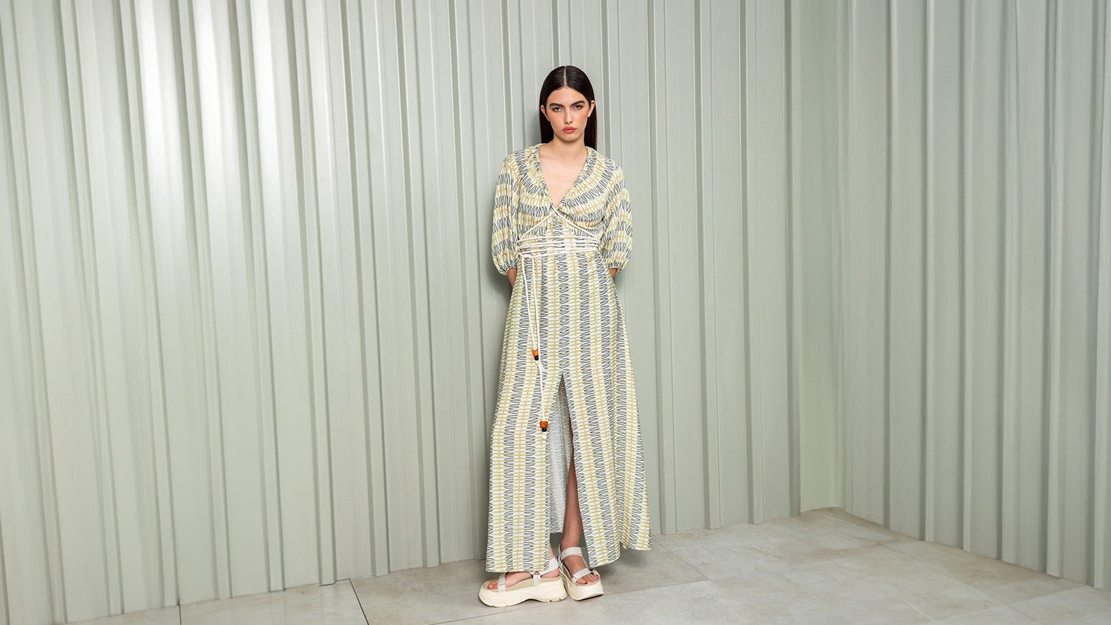 What Shoes to Wear with a Long Slit Dress? Kameya What Shoes to Wear with a Long Slit Dress? Kameya